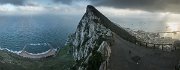 Z vrcholu 426 metrů vysoké skály je pak dechberoucí výhled na Středozemní moře a Gibraltarský průliv. Je nám jasné, proč je tato skála tak důležitým strategickým bodem. 20 km vzdálenou Afriku však přes opar nevidíme.