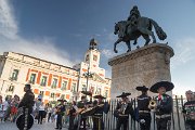 Mezi nejznámější a nejrušnější madridská náměstí patří Puerta del Sol, na kterém začíná i nultý kilometr španělských dálnic a je považováno za pupek Španělska.