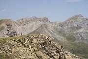 Vylézáme do sedla Colláu de Petraficha a protože nejsme žádné máčky, nalehko vybíháme na náš první 2tisícový pyrenejský vrchol Chipeta Alto (2175 m n. m.).