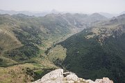 Otevírá se nám pohled na údolí La Mina a v dálce poprvé identifikujeme "velkého provokatéra" - slavný vrchol Pic du Midi.