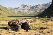 Nacházíme zde jeden z nejzachovalejších dolmenů naší cesty (místo posledního odpočinku pravěkých lidí). Bohužel si z něj turisté-vandalové udělali toaletu :-(