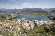 Přicházíme k prvnímu velkému jezeru na trase. Ibón de Estanés má ledovcový původ. V době ledové bylo totiž v Pyrenejích velké množství malých ledovců, proto se zde nachází více jezer než v Alpách.