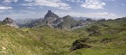 Hlavním důvodem změny naší trasy je žulový obr "velký provokatér" Pic du Midi d'Ossau, který sice není nejvyšší (měří 2 884 metrů), ale výrazně převyšuje okolní vápencové masivy.