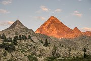 Nejvyšší z nich je Llena Cantal (2 941 m n. m.), ale až světlo zapadajícího Slunce dá plně vyniknout jejímu pravidelnému tvaru.