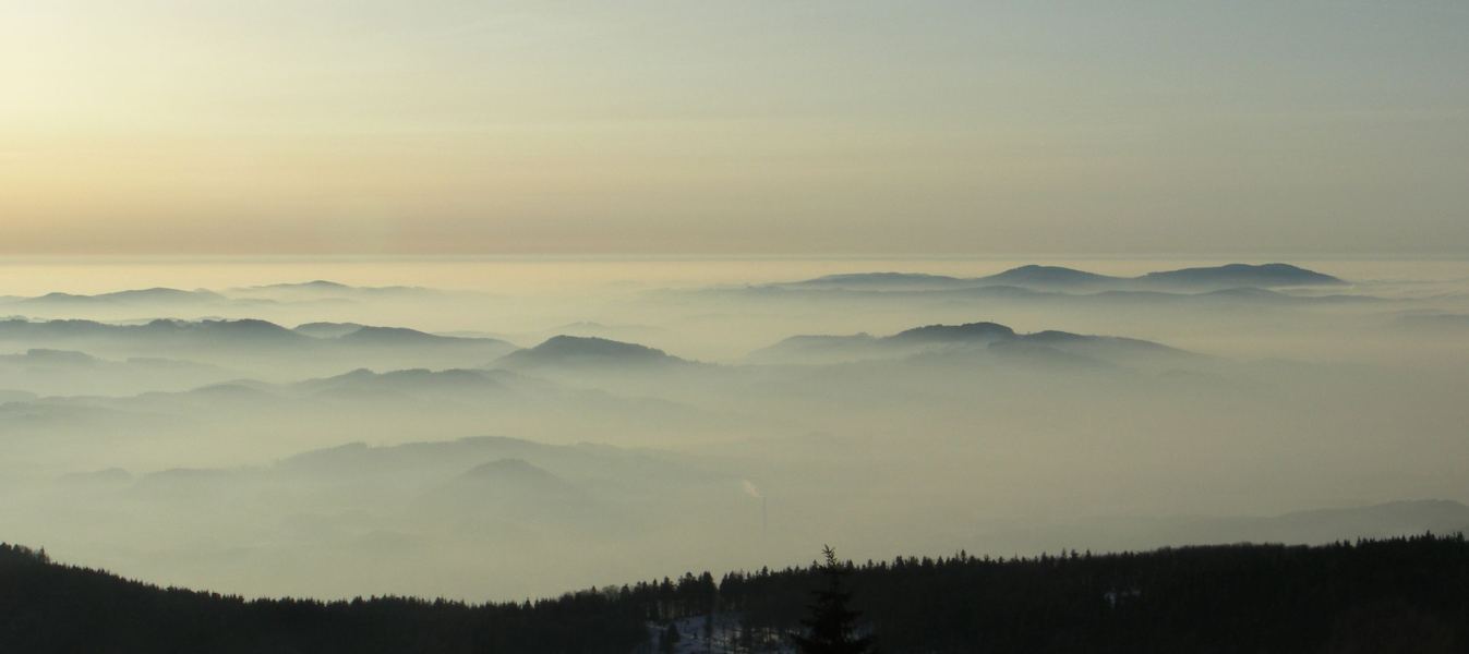 PICT7100.jpg - Vsetínské a Hostýnské vrchy se noří z inverzní oblačnosti