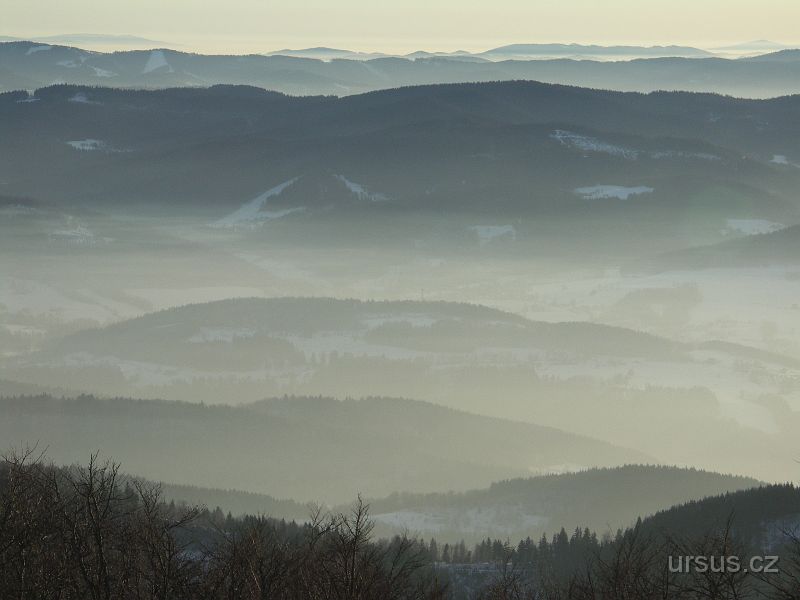 PICT7129.JPG - První kopeček nad údolím je Poskla s naší chalupou, dále pak vysoký hřeben Vsetínských vrchů s Tanečnicí (911m), za nima Javorníky a pak už Slovensko