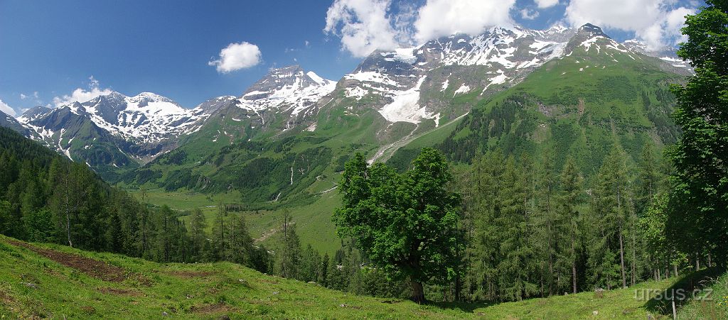IMGP2429.jpg - Nad údolím se majestátně tyčí masiv Wiesbachhornu, čtvrté nejvyšší hory Rakouska.