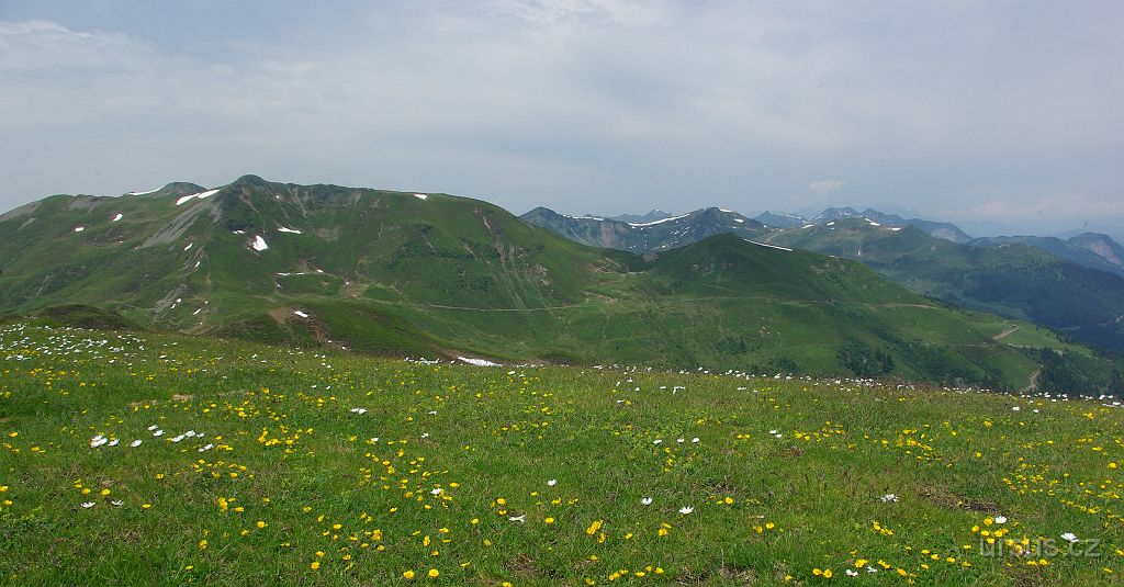 IMGP3253.JPG - Kitzbuhlerské Alpy. To jsou příjemně zvlněné hřebeny s nadmořskýma výškama kolem 2000m.