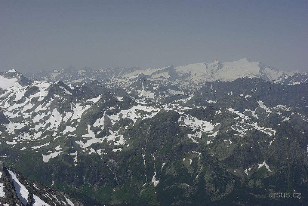 IMGP3562.JPG - Mohutné a vysoké jsou vrcholy, kterým vévodí Grossvenediger [3674m], strmé skalní stěny, oblasti věčného ledu (celkem 169 ledovců), kde ledovcové řeky a říčky určují charakter této krajiny.