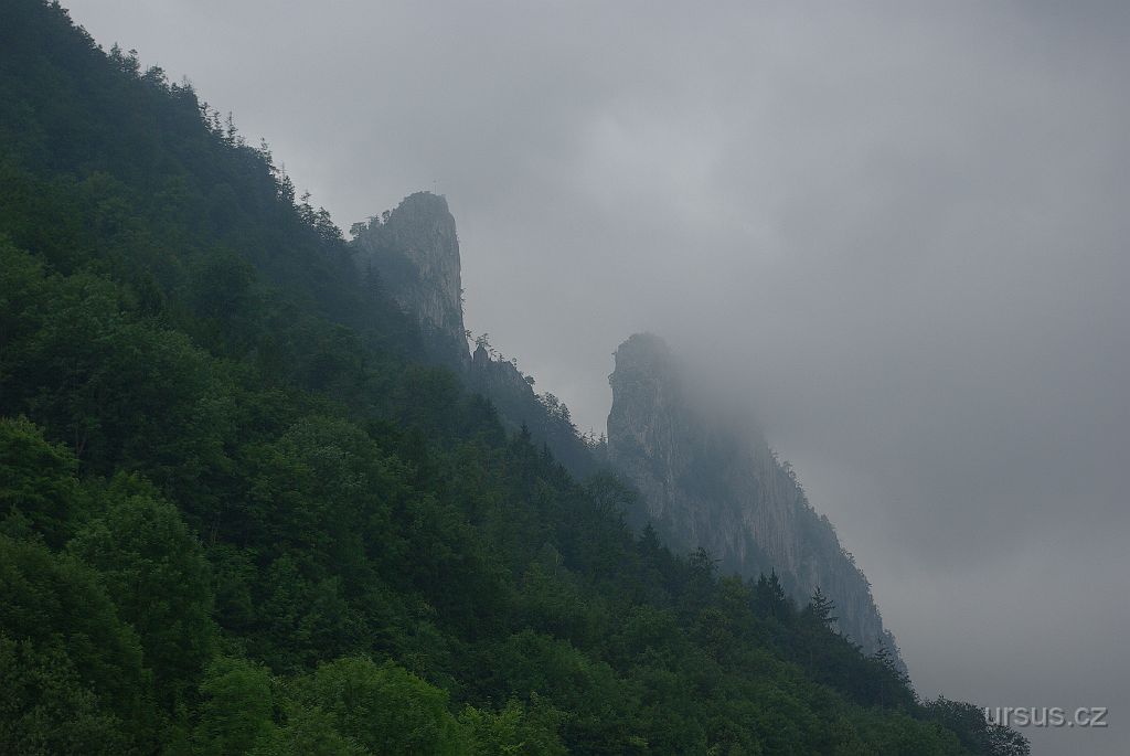 IMGP3790.JPG - DEN6: Protože bylo zataženo, rozhodli jsme se pro návštěvu Salzburgu. Ovšem chyba lávky- během cesty po dálnici jsme zjistili závažnou závadu na vozidle- upadlou brzdící destičku na kole. Naštěstí servis Škoda byl v nedalekém Halleinu a tak jsme se několik hodin potloukali po tomto městečku.