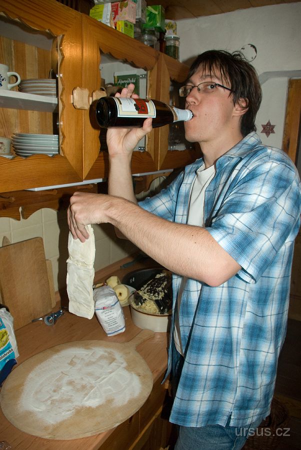 IMGP7878.jpg - Všechno zalijeme pivem, neboť je po práci pořádná žízeň. (Do jablek pivo radši nelijeme, mohla by trochu zhořknout). Přidáme cukr dle chuti, rozmícháme ve směsi skořici, rozinky, příp. ořechy. Vzniklou směs odstavíme a opět si pořádně přihneme z pivní pomoci. První náročná práce je překonána.