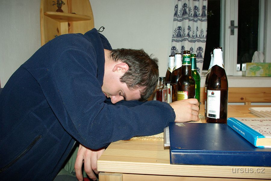 IMGP8008.jpg - V pozdních hodinách ubíráme se na kutě. Někteří usli i tam, kde původně nezamýšleli, ale spalo se nám všem krásně!