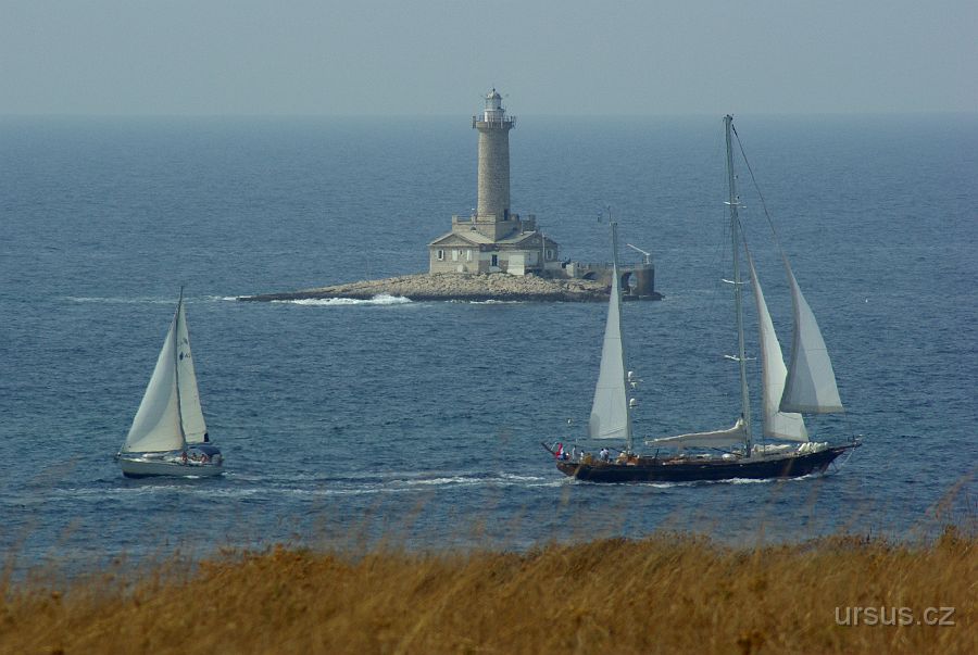 IMGP8404.JPG - Jadran a maják v celé své pozdně letní kráse. Díky tomu, že Premantura leží na mysu Rt Kamenjak (nejjižnější výběžek poloostrova Istrie), jsme měli výhled téměř na širé moře.