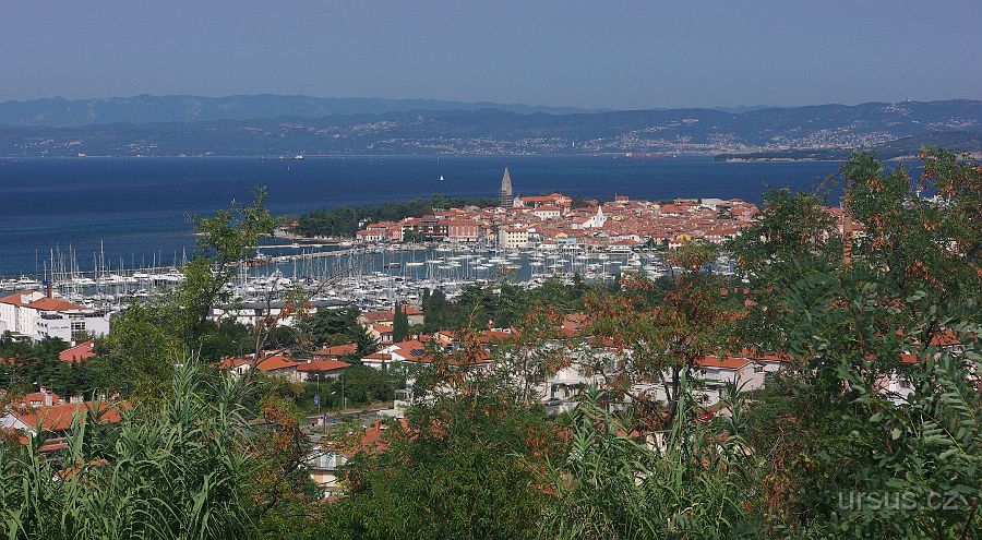 IMGP8987.JPG - Pohled na Koperský záliv směrem k Terstu. V dáli jsme pak viděli hory Slovinského krasu a na obzoru i Julské Alpy.