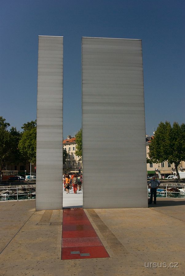 IMGP9296-2.jpg - Chorvati jsou specialisté na pomníky a památníky. Tento symbolicky vzpomíná na nesmyslný jugoslávský konflikt v 90.letech.