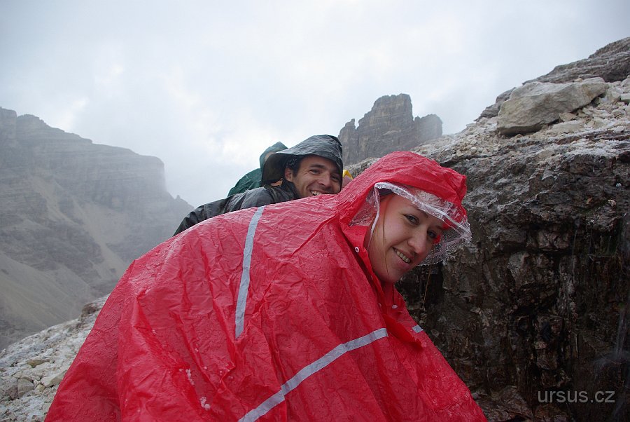 IMGP5901.JPG - Když pár desítek metrů od nás šlehl blesk, vrchol jsme vzdali. Takto vypadá naše "podvrcholová" fotka. I přes úsměv na rtech jsme lehké srdce neměli...