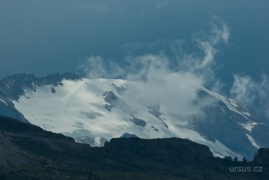 IMGP5959.jpg - Ledovec na Marmoladě je známým lyžařským střediskem, kde si spoustu sněhu užijete i v létě.