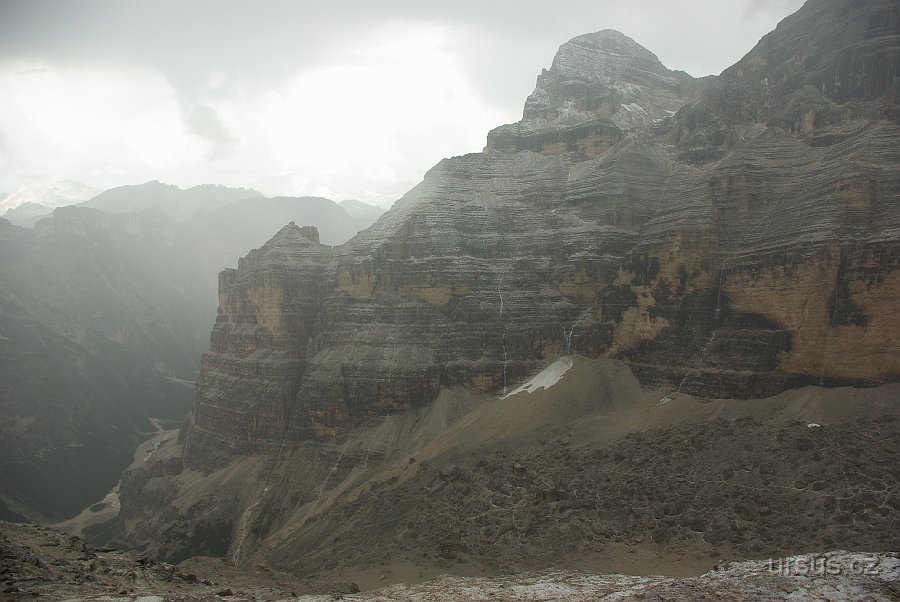 IMGP6011.JPG - Není divu, že se v Dolomitech každou chvíli někdo ztratí- počasí je v těchto výškách skutečně více než proměnlivé.Po chvíli slunečného počasí nás ve 3000m.n.m. (200m pod vrcholem) zastihla pořádná horská bouře s kroupami...