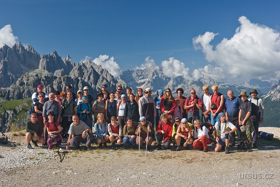 IMGP6052.jpg - DEN3: Celý náš zájezd v celé své kráse. Dnes máme v plánu prochodit Sextenské Dolomity.