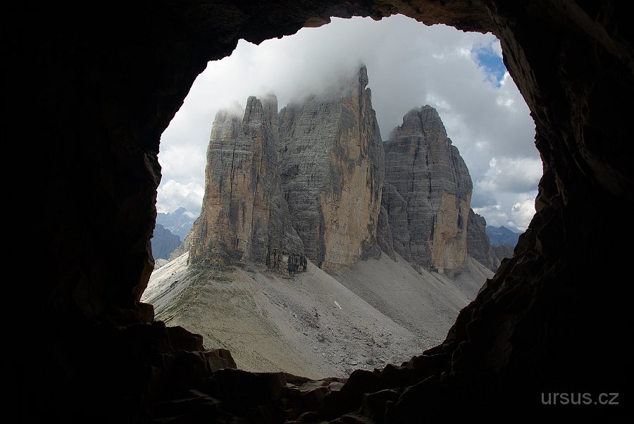 IMGP6273.JPG - A opět nám známé Tre Cime di Lavaredo, tentokrát ze střílny na ferratě.Via ferraty totiž většinou vznikly během první světové války- umožňovaly vojákům dostat se na výhodné palebné pozice. Málokdo ví, že v italských Dolomitech se udály ty nejkrvavější střety na italské frontě.