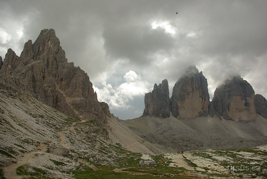 IMGP6317.JPG - A tady je máme všechny pohromadě: vlevo náš dnešní vrchol Paternkofel, vpravo pak Tre Cime di Lavaredo.Na zpáteční cestě jsme opět stihli řádnou bouřku (při které mi nepomohla ani pláštěnka Jurek:), ochutnali jsme čerstvého kravského mléka a zdárně a včas jsme dorazili do autobusu. 
