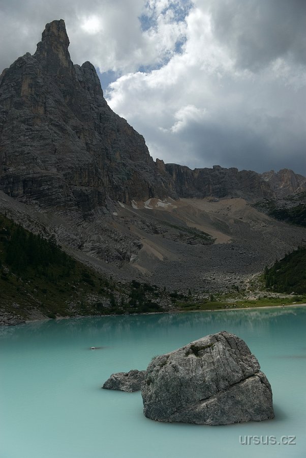 IMGP6445.jpg - Jezírko Sorapis je typické svou bledě modrou barvou. Silně mi to připomínalo aviváž. Ale je fakt, že nohy se v něm máchaly skvěle :-)