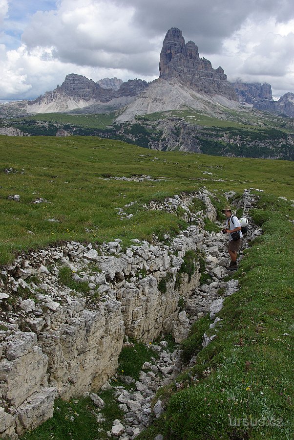 IMGP7171.JPG - Vrchol hory zdobí stále dochované zákopy a krátery po explozích.