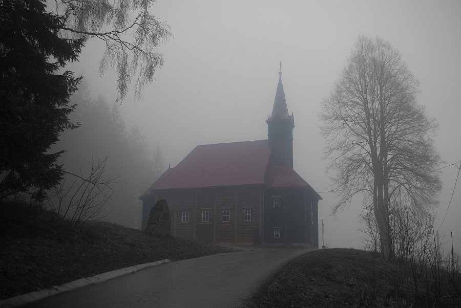 IMGP6476a.jpg - kostelík na Gruni se noří z vlahých horských mlh