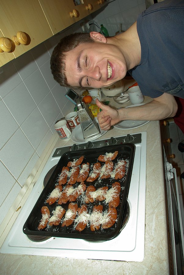 IMGP6586.jpg - zde jásám nad další dobrotou- měli jsme sice v plánu si špekáčky udělat klasicky nad ohněm, ale nepřízeň počasí nás donutila ke kuchyňskému zpracování