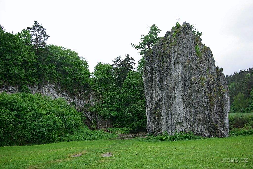 IMGP8353.jpg - Naše putování začíná v Moravském krasu, kde jsem navštívil známé Sloupsko-Šošůvské jeskyně. Na fotce vidíte známý Hřebenáč, který je také lákavým lezeckým cílem.
