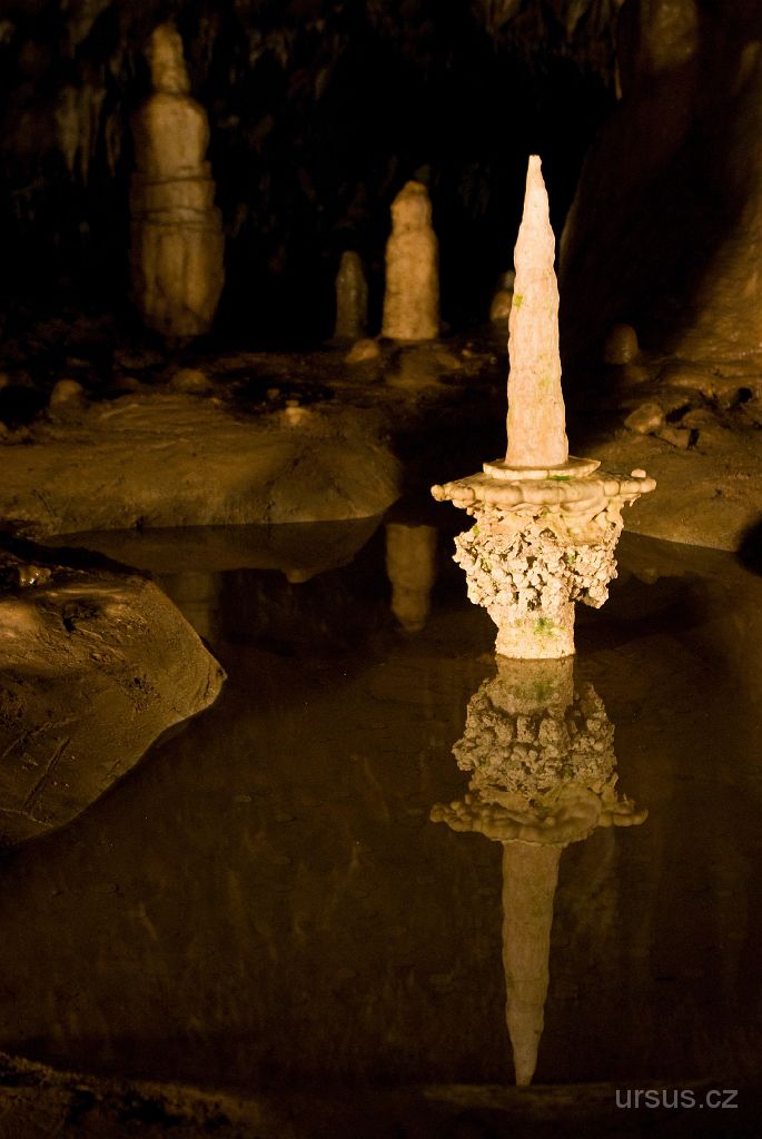 IMGP8387.jpg - Co je zde k vidění? Například několikrát ukradený, znova nalezený, uměle přesazený, ale přesto stále krásný stalagmit Svícen.
