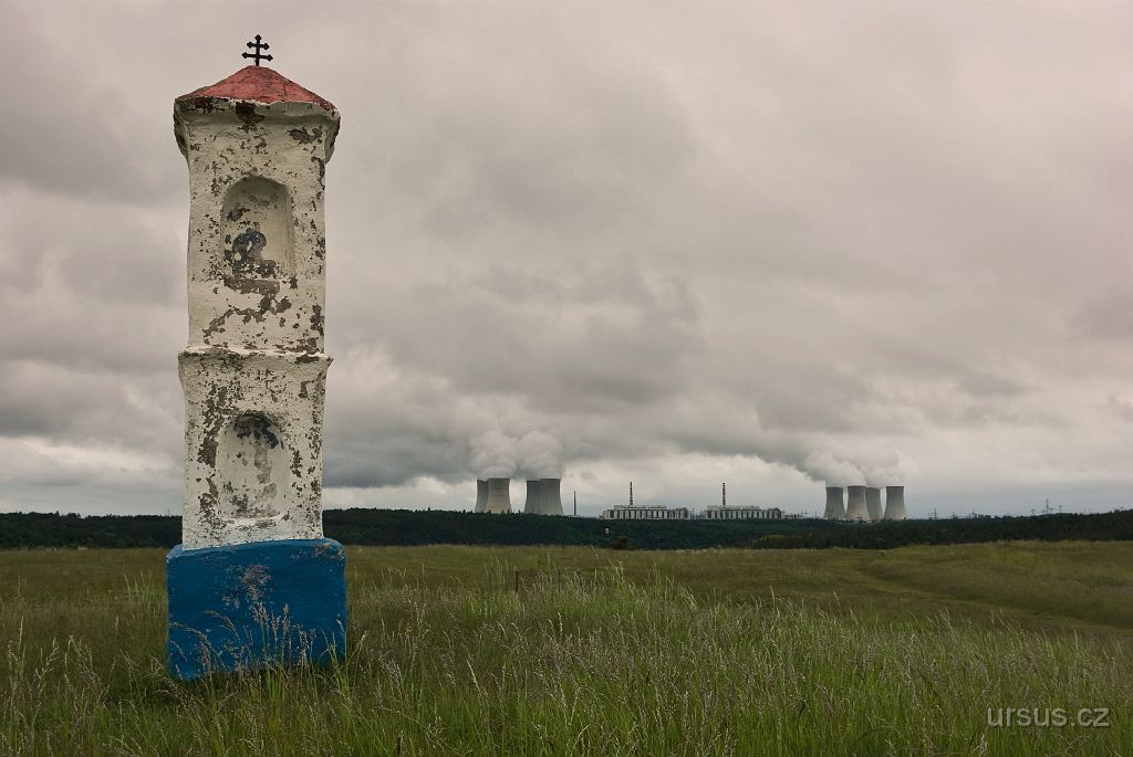 IMGP8437b.jpg - Mohelenská hadcová step, boží muka a jaderná elektrárna Dukovany.