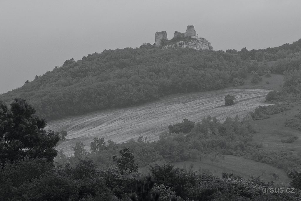 IMGP8543.jpg - Romantický Sirotčí hrádek se vypíná nad Pavlovskými vrchy.