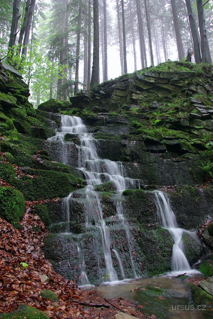 IMGP8775.jpg - Zde z několika kaskád padá do údolí několik vodopádů.