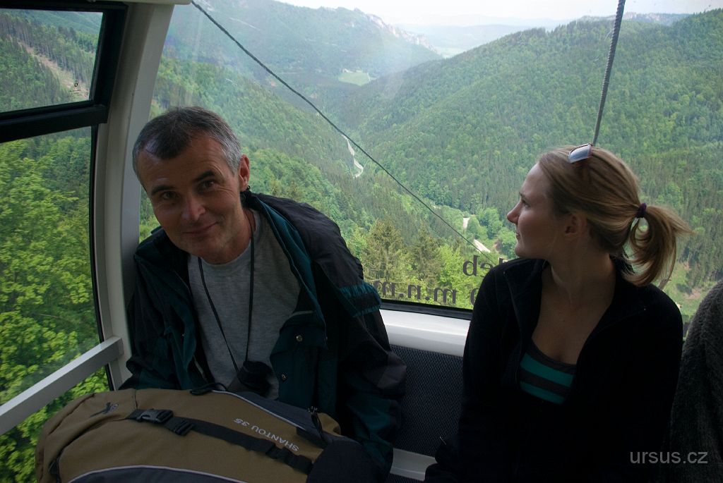IMGP9134.jpg - Spokojeni po splněné práci sjíždíme lanovkou do Vrátnej doliny.