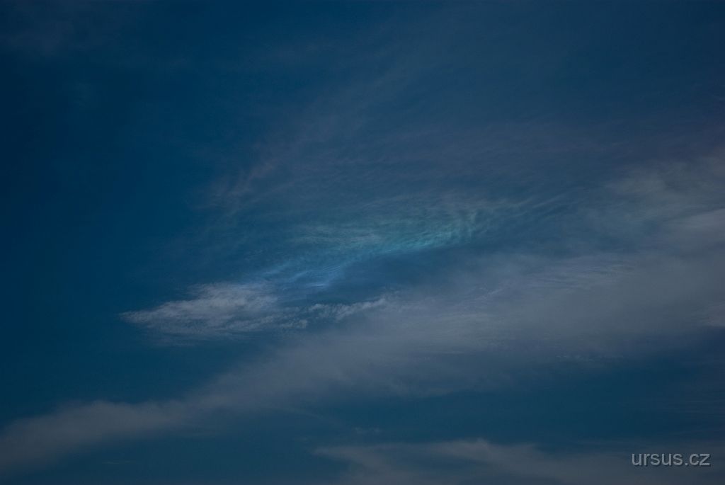 IMGP9141.jpg - Jedná se o tzv. irizaci, poměrně vzácný atmosferický jev, který vzniká ohybem a interferencí slunečních paprsků na vodních kapičkách.