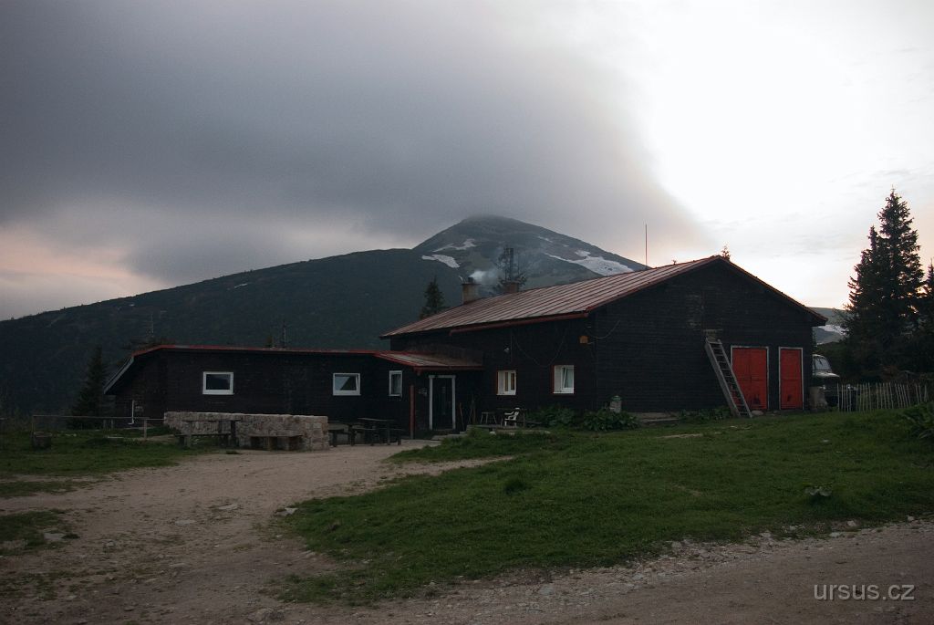 IMGP9220.jpg - Chata pod Chlebom, ideální místo na nocleh v horách. Je blízko hřebenu a ani drahá není.