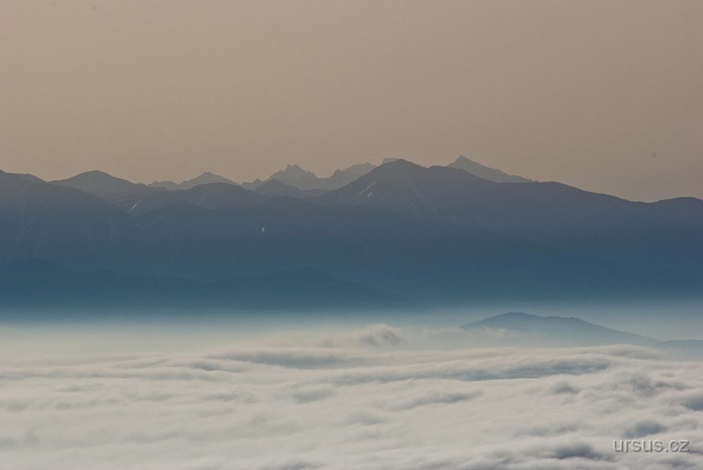 IMGP9286.jpg - Stejně tak pěkně jsou vidět i Tatry Vysoké a Západní. Najdete Kriváň a Vysokou?