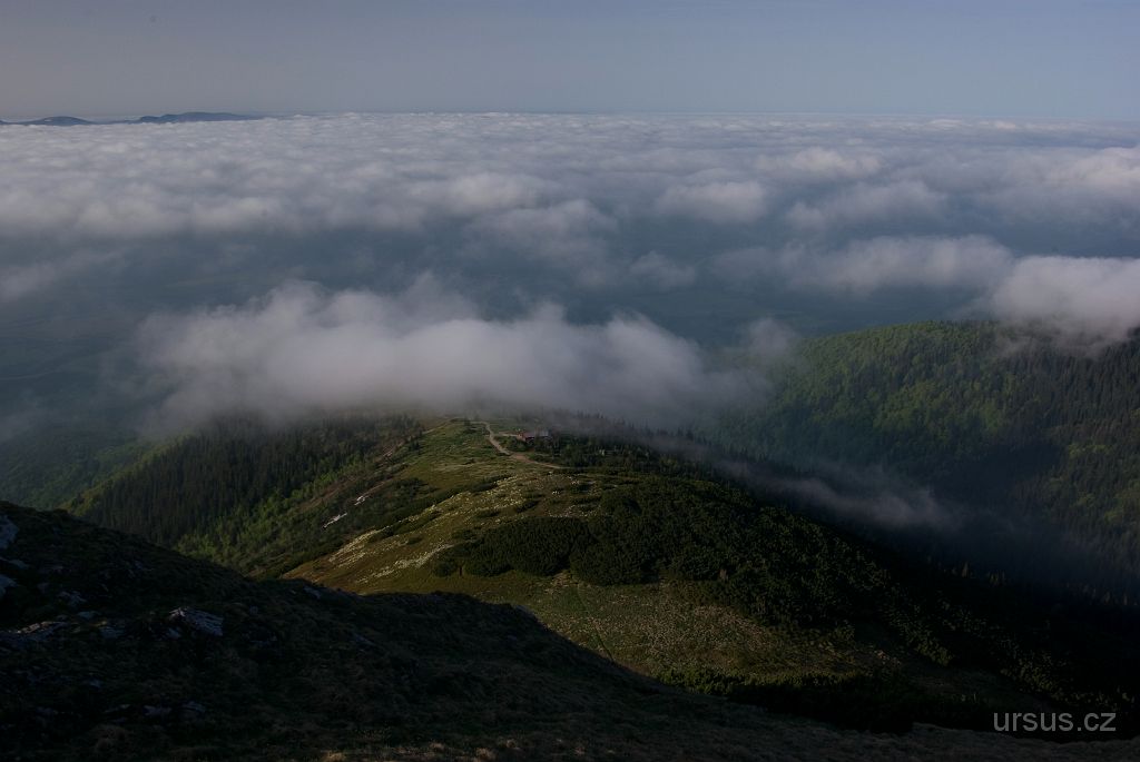 IMGP9298.jpg - Na rameni hory můžete najít Chatu pod Chlebom.
