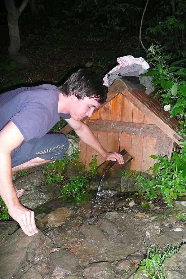 P1010831.JPG - Z nešeho prvního kempu v Hiadelském sedle máme kousíček k horskému prameni. Na zdravie!