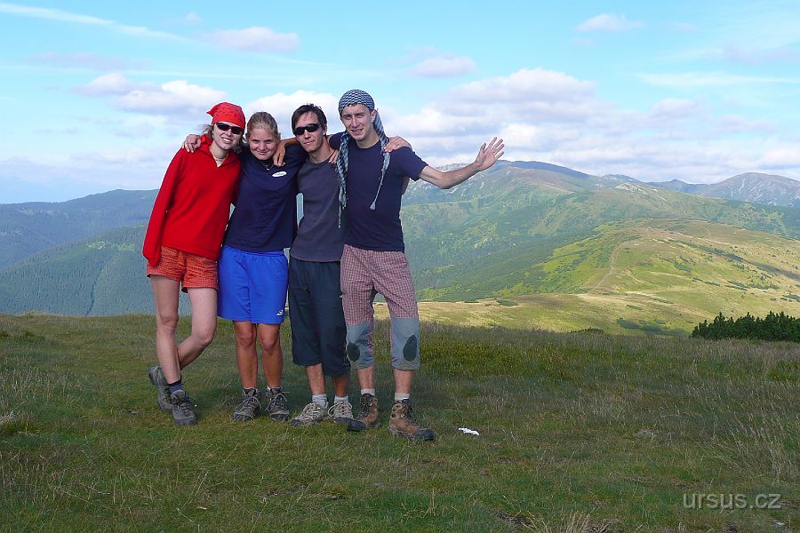 P1010888.JPG - ...no a já- pirát se špinavýma kolenama. Skutečně skupinka k pohledání:-)