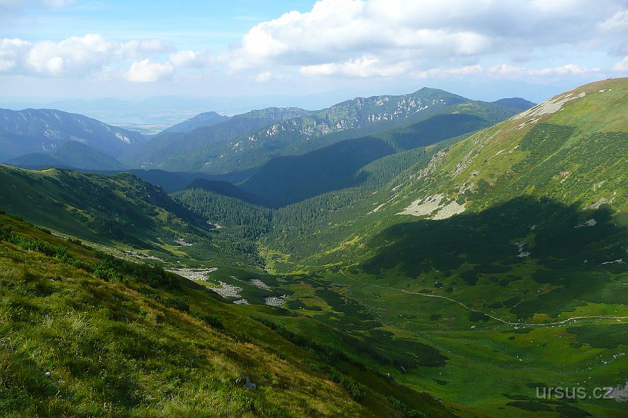 P1020020.JPG - Do oka nám padlo krásné údolíčko směřující od Ďumbieru do Demanovské doliny. Proto jsme jej zvolili k sestupu z hřebene.