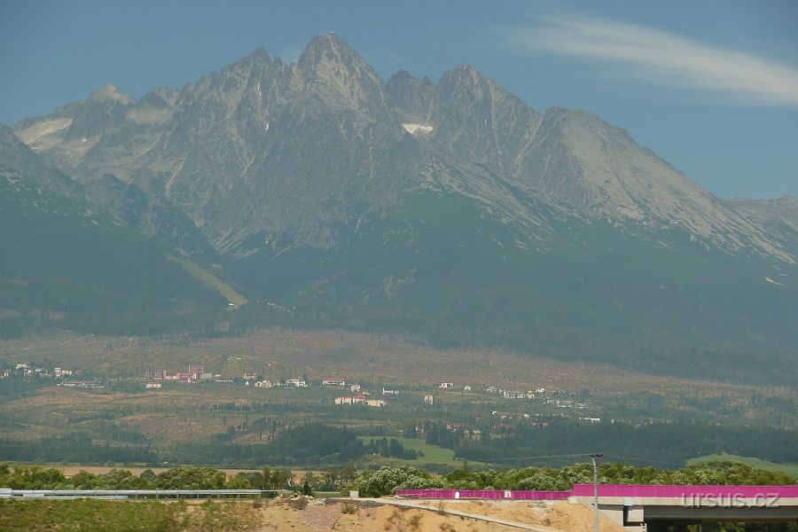 P1020130.JPG - Lomnický štít (2634m) a polom kolem Starého Smokovce.