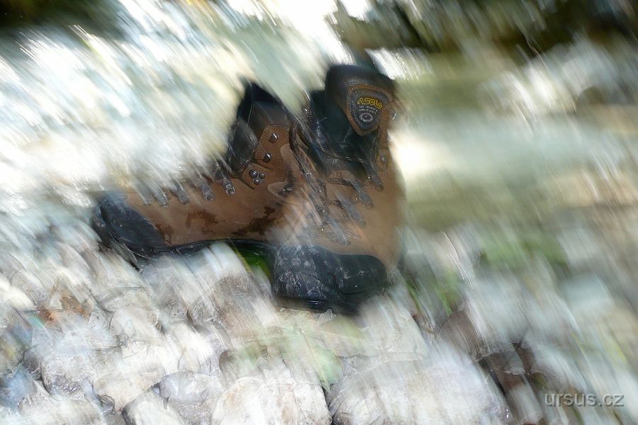 P1020198.JPG - Jemně abstraktní fotka mých zánovních pohorek ASOLO Power Matic 100GV. Celou výpravu mi dělaly radost a neudělaly jediný puchýř