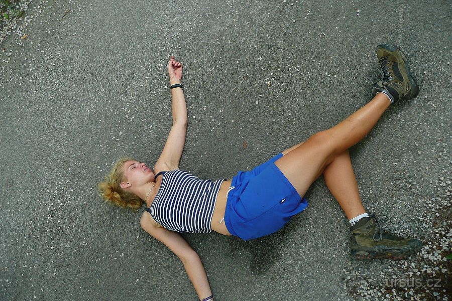 P1020256.JPG - Po namáhavém výstupu naše drahá Evička padla na tvrdý asfalt a její duše odešla do věčných lovišť...