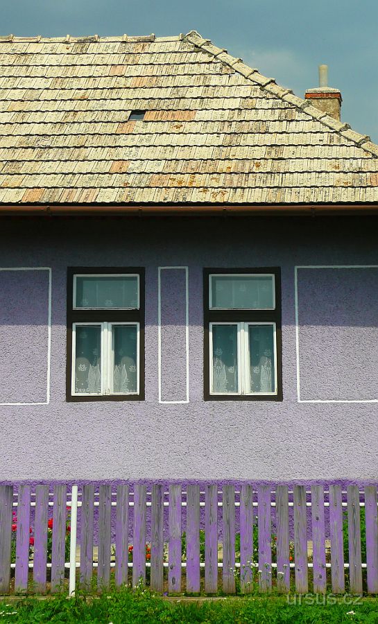 P1020563.JPG - Barevný domek v Hrabušicích.