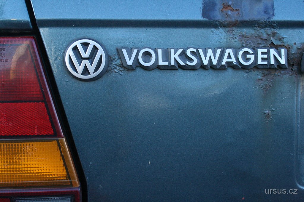 1.JPG - Začínáme... je ráno krátce po sedmé hodině ranní, startujeme "střelný prach", vlastním jménem...volkswagen passat a vyjíždíme směr Horní Bečva, Makov, Bytča a dále přes Považskou Bystricu až do obce se zajímavým názvem - Pružina. Tady v Pružině u potoka Pružinka má začít naše třídenní dovolená ve složení Martin, Jana, Vašek, Michal a Markéta.