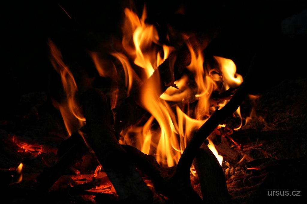 20.JPG - Krásný den jsme zakončili vydatnou večeří a probíráním našich zážitků u táborového ohně...