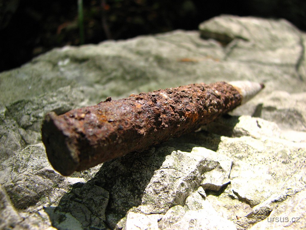 30.JPG - Na jednom z vrcholků nacházíme i pozůstatek partyzánských bojů z války. Nábojnice je stále plná, možná i funkční...to jsme však už nezjišťovali.