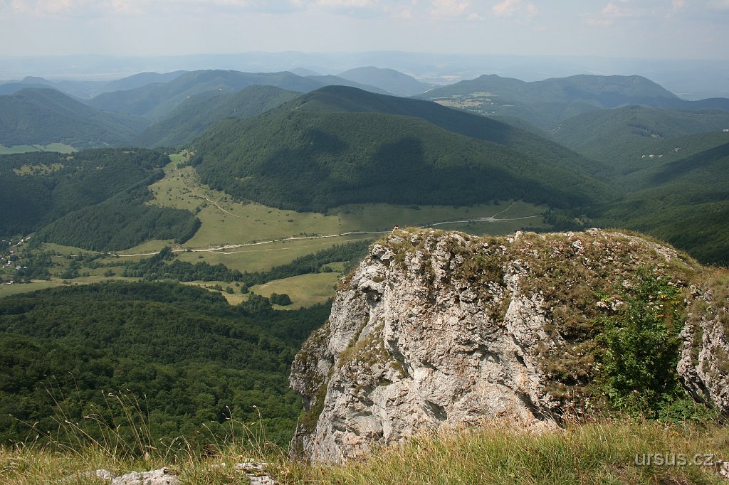 34.JPG - Je tady opravdu nádherně, otevírají se nám výhledy na téměř celé pohoří Strážovských vrchů...